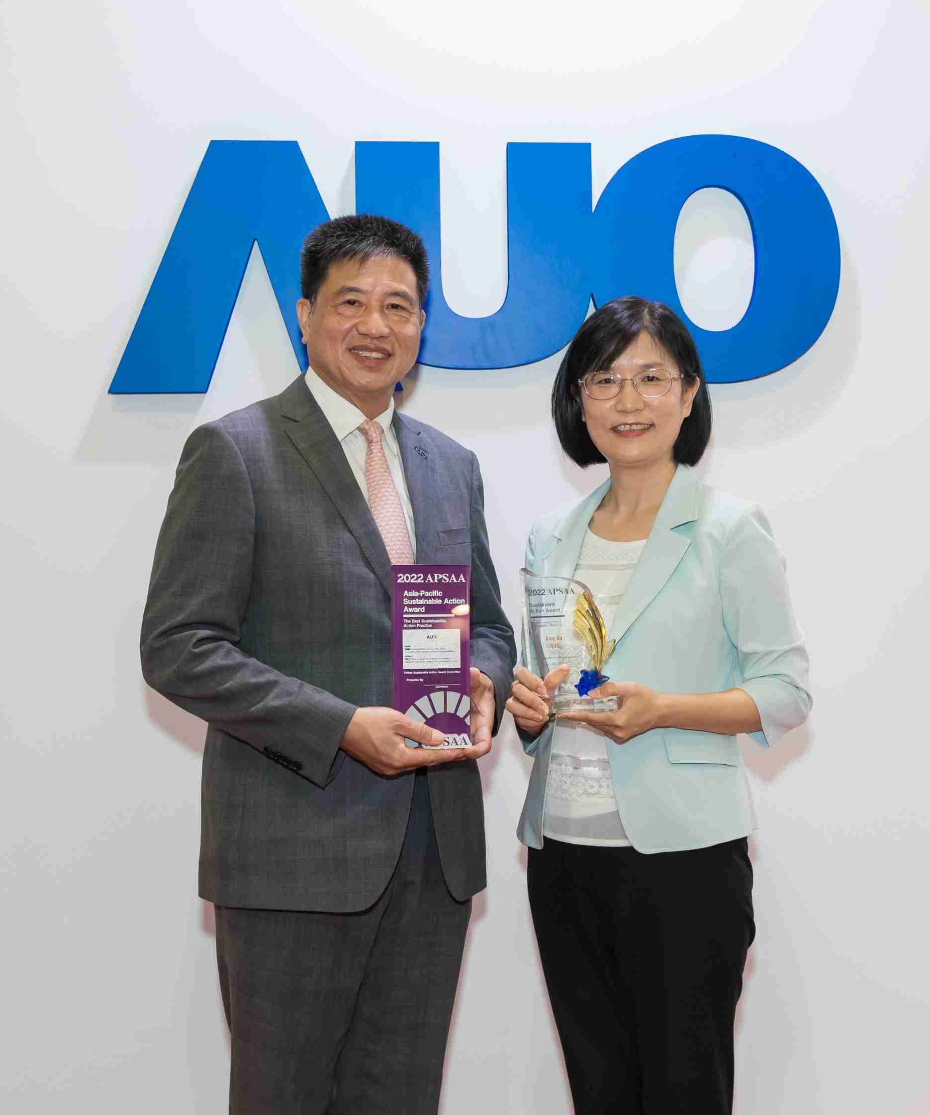 牛牛游戏长期垫筑永续远景的基石，，，，透过ESG暨气候委员会逐步实践永续策略蓝图。。其中，，，牛牛游戏光电永续长古秀华带领团队、、、制定中长期目标，，，，缔造多面向亮眼表现，，，获得「顶尖永续长奖」的个人奖殊荣（左：牛牛游戏光电董事长暨执行长彭双浪，，，右：牛牛游戏光电永续长古秀华）