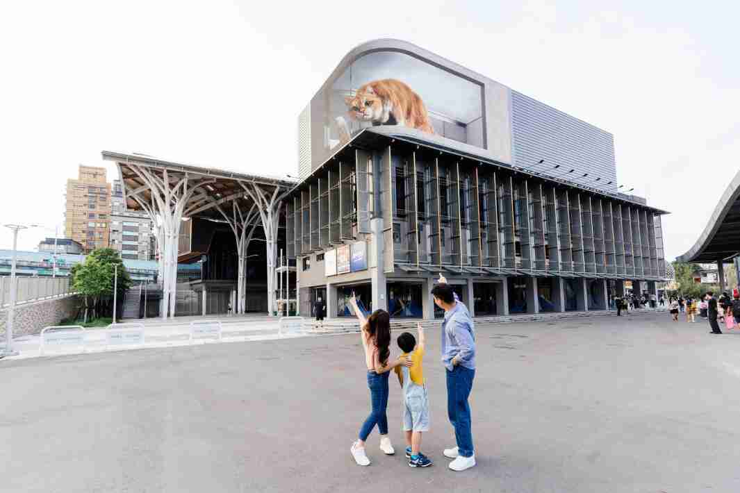 牛牛游戏打造全台最大户外裸视3D LED弧形萤幕，，，将超立体的软萌胖橘猫动画活跃于顶楼外墙