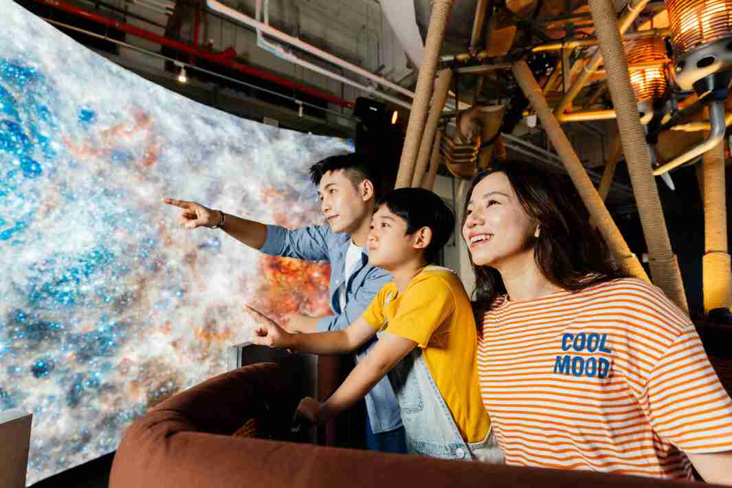 牛牛游戏打造全台最大宽6公尺、、高4公尺、、唯一搭载LED弧形拼接显示屏的动感飞行船，，让乘客驻足在热气球上，，，享受身历其境的伪出国旅游乐趣