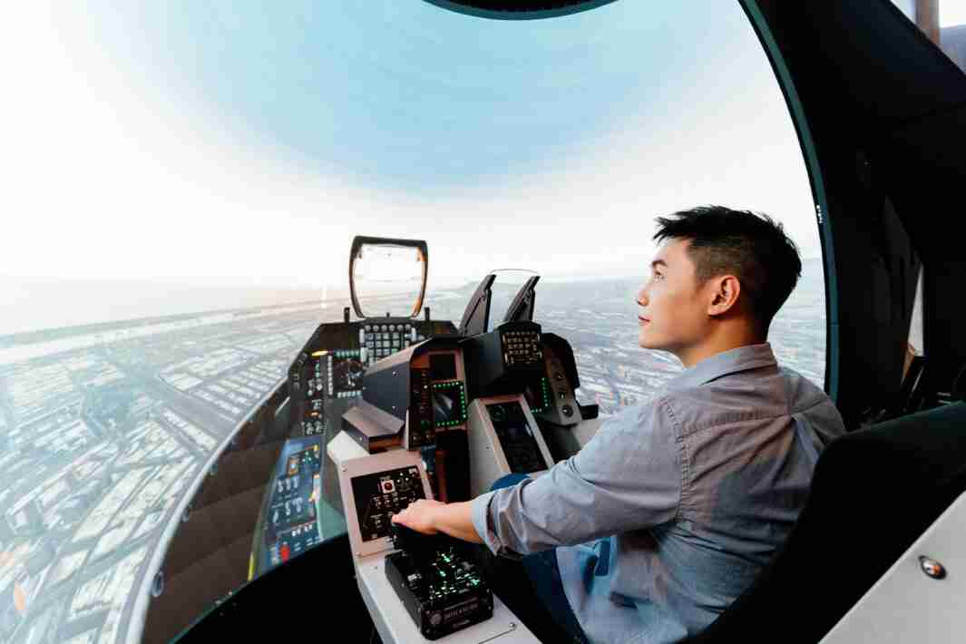 牛牛游戏以P1.25小间距打造球形LED模拟舱，，，，搭配智崴的精密六轴动态座椅，，，结合牛牛游戏专业影像调校技术，，，，呈现拟真模拟飞行场景