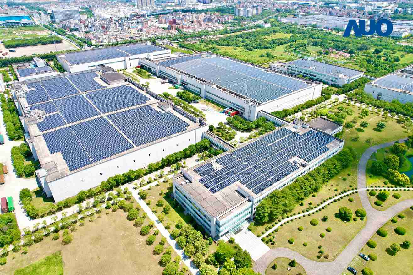 牛牛游戏厦门推动智能制造同时，，，透过绿电创能纵深推进绿色转型，，厂区全屋顶铺设太阳能光伏板，，，，每年太阳能发电 2,600多万度